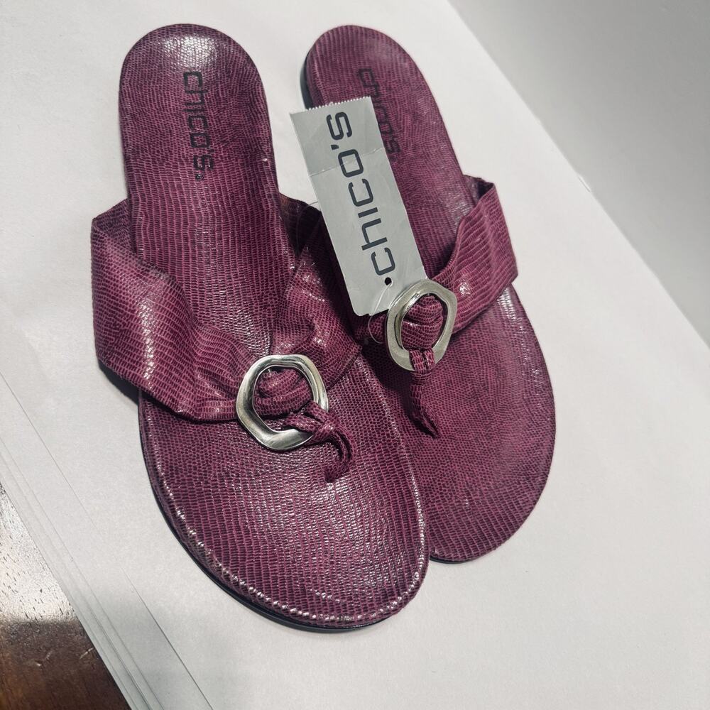 New Chico's Fuschia Flat Sandals lizard‎ faux leather thongs sz 9